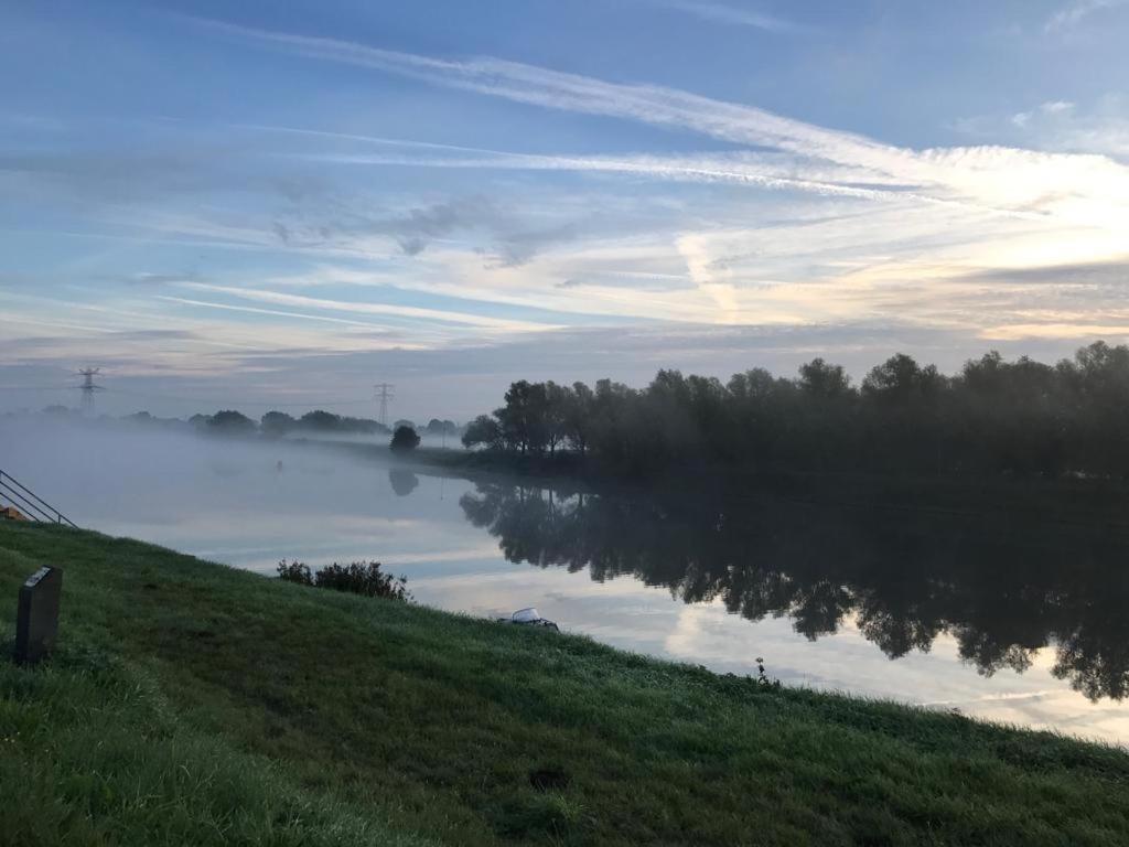Ons Maashuisje Maaseik Exteriör bild